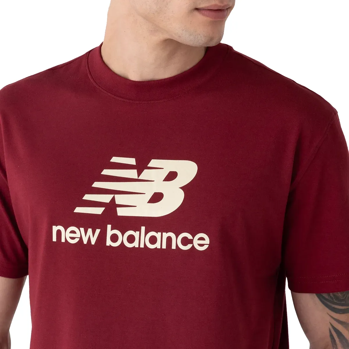 Camiseta masculina New Balance vinho vista frontal para ajuste